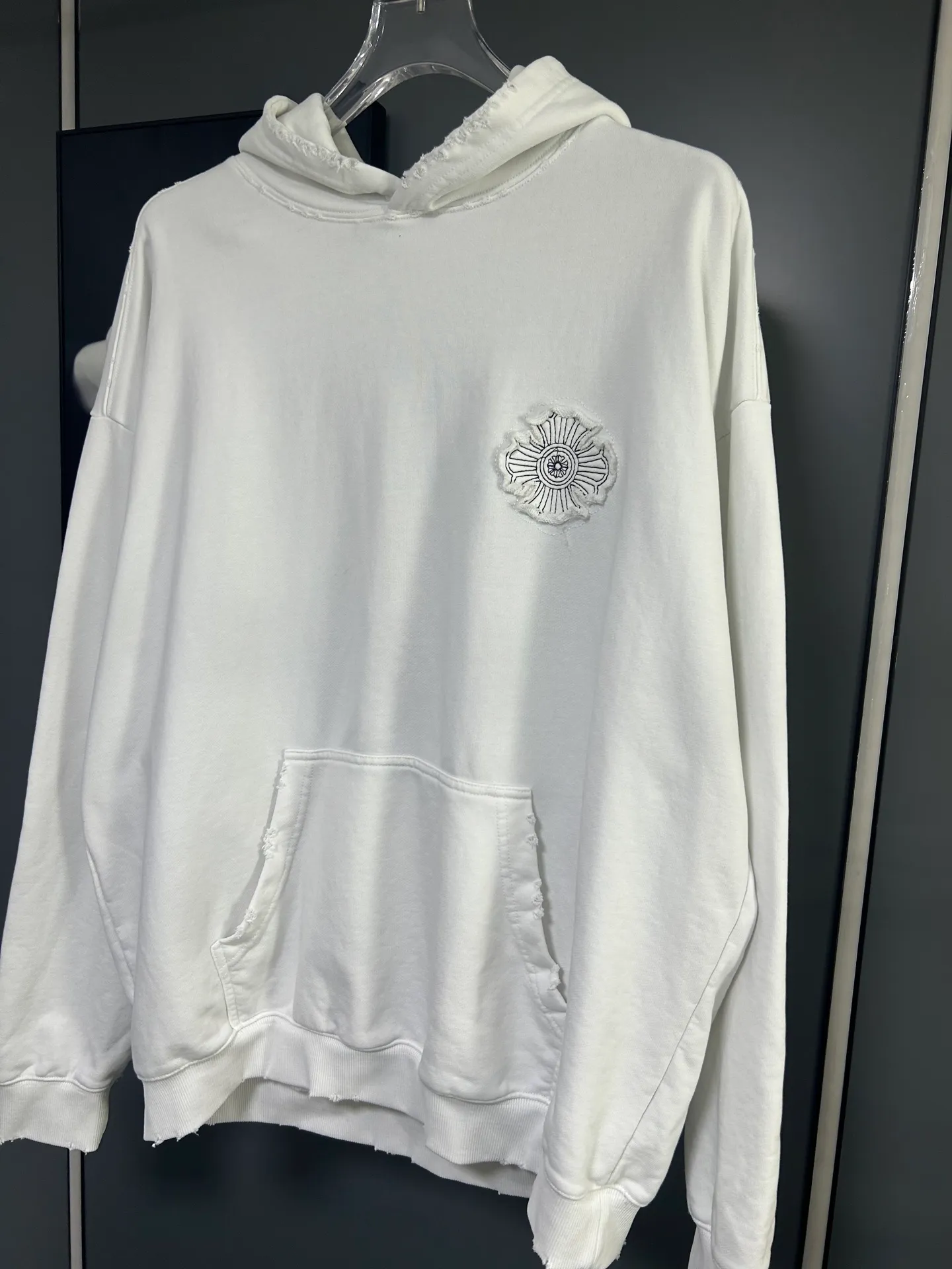 P310 𝗖𝗵𝗿𝗼𝗺𝗲 𝗛𝗲𝗮𝗿𝘁𝘀/Cro Heart 2025 Cross Patch Embroidery Summer New Original Single Counter American Acid Washed Distressed Laser Burnt Patch Embroidery Couple Casual Hooded Sweatshirt 👑The highest version! Customized fabric 440g tripe terry fabric! American acid-washed and distressed original fabric laser burnt ✟appliqué embroidery and exquisite embroidery of letters! The best-selling model at the counter. It is very comfortable to wear. It is low-key yet luxurious. It is very classy when worn. The large size and tailoring are needless to say. The upper body is exquisite and vivid. 👍High-end first-class materials. A truly palace-level product. The cotton from Turkey is of outstanding quality. After heavy washing, the clothes are very soft! Not picky, the upper body is absolutely stylish and extremely luxurious. Auxiliary materials: The original model has been authenticated and labeled ➕100% silk washed with water label. Genuine purchase-grade original hangtag➕matching hanging rope➕3D hanging beads➕original packaging bag. Craftsmanship: The original version has consistent wiring! The highest version of the armhole matching technique! Countless times of pattern making to 100% restore the original appearance! The correct version is the same for men and women, super eye-catching, super good-looking, and super atmospheric! Color: White Black Royal Blue Size, XS S M L
